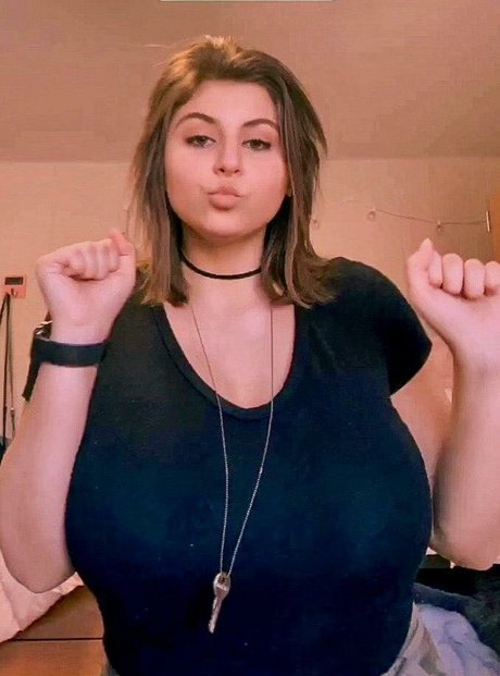 Naakte gelekte OnlyFans-foto van Caroline Casbon