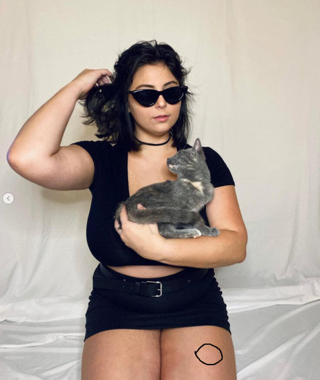 Naakte gelekte OnlyFans-foto van Caroline Casbon