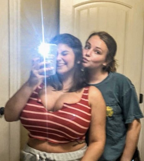 Naakte gelekte OnlyFans-foto van Caroline Casbon