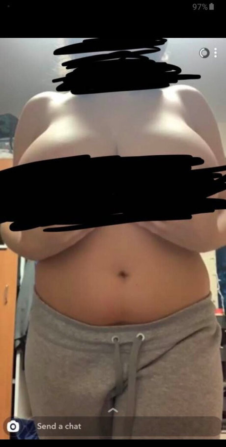 Naakte gelekte OnlyFans-foto van Caroline Casbon