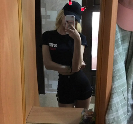 Naakte gelekte OnlyFans-foto van Satanmate