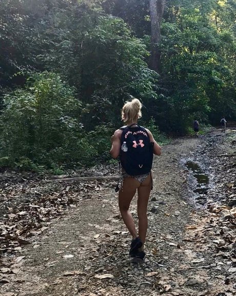 Naakte gelekte OnlyFans-foto van Puma Swede