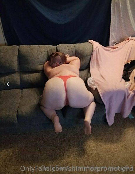 Naakte gelekte OnlyFans-foto van Shimmerpromotions