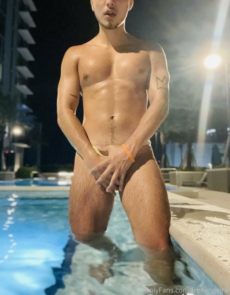Naakte gelekte OnlyFans-foto van Freeangelriv