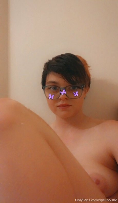 Naakte gelekte OnlyFans-foto van Spellbound