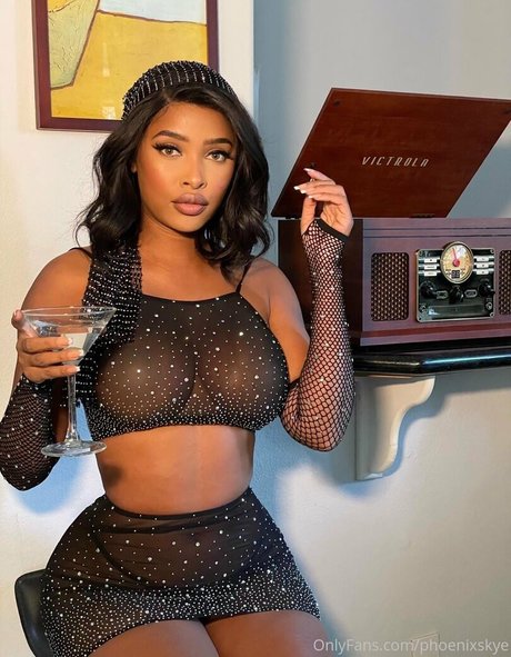 Naakte gelekte OnlyFans-foto van Phoenixskye