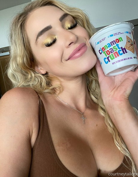 Naakte gelekte OnlyFans-foto van Courtney Taylor