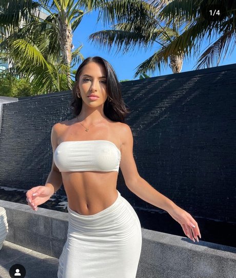 Naakte gelekte OnlyFans-foto van Avebabes