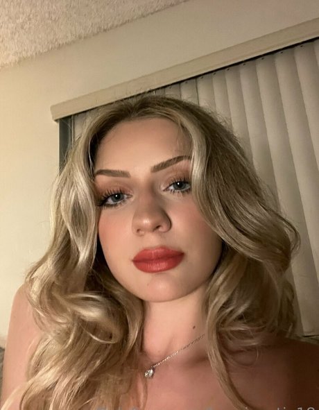 Naakte gelekte OnlyFans-foto van Kenziecutie18