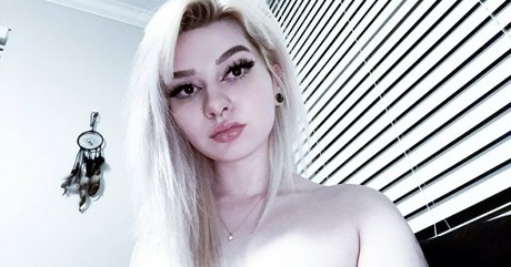 Naakte gelekte OnlyFans-foto van Jisatsuwaifu