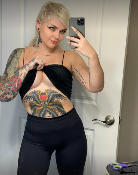 Naakte gelekte OnlyFans-foto van Holli Marie