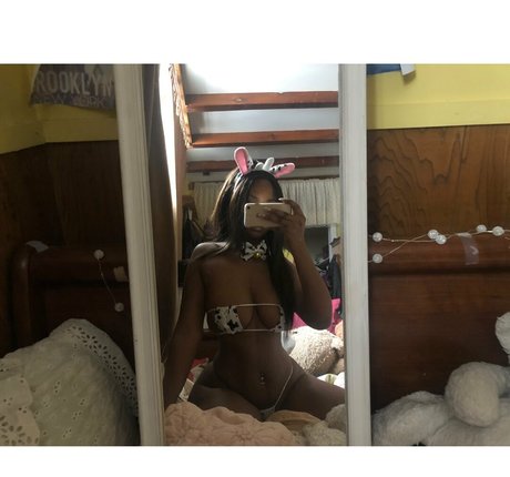Naakte gelekte OnlyFans-foto van Pinkbambii