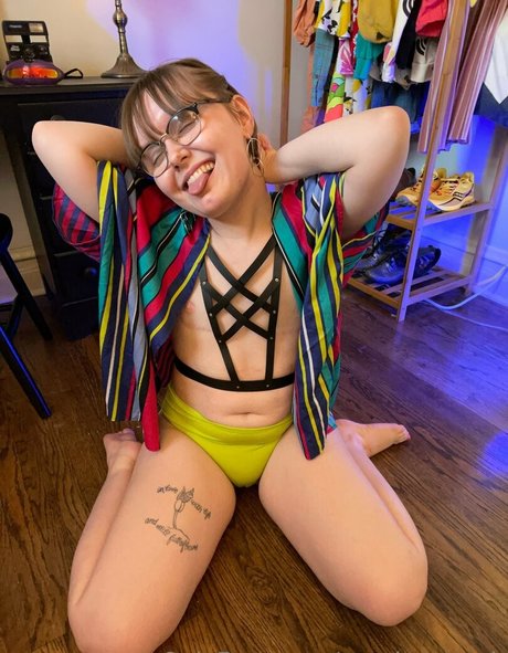 Naakte gelekte OnlyFans-foto van Gendersmash