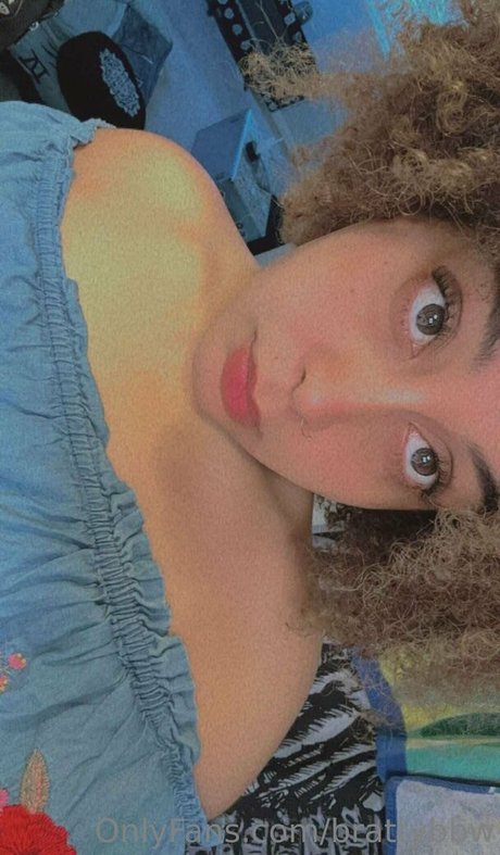 Naakte gelekte OnlyFans-foto van Brattybbw