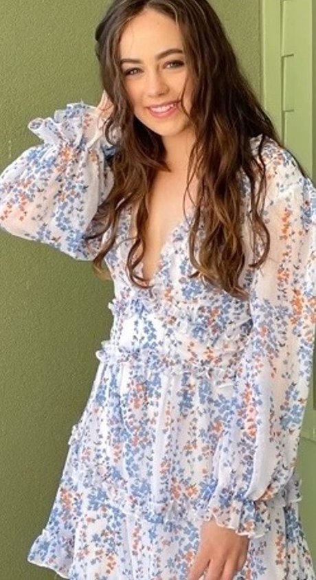 Naakte gelekte OnlyFans-foto van Mary Mouser