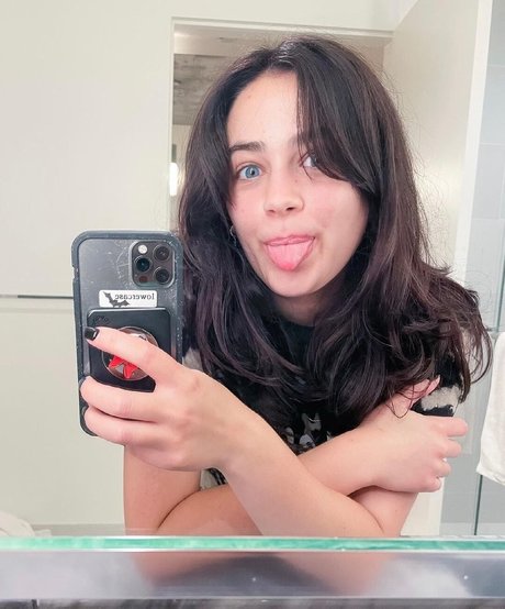 Naakte gelekte OnlyFans-foto van Mary Mouser