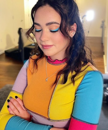 Naakte gelekte OnlyFans-foto van Mary Mouser
