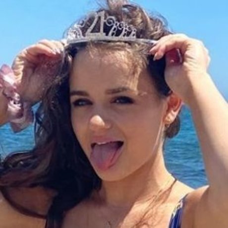 Naakte gelekte OnlyFans-foto van Mary Mouser