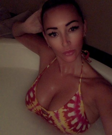 Naakte gelekte OnlyFans-foto van Lorna Gilly