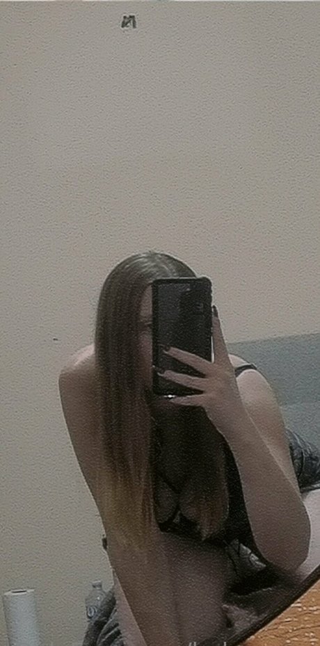 Naakte gelekte OnlyFans-foto van Babyroze