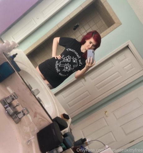 Naakte gelekte OnlyFans-foto van Infatuatedkittyfree