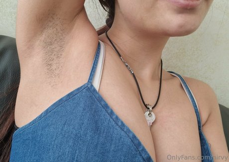 Naakte gelekte OnlyFans-foto van Nirvy