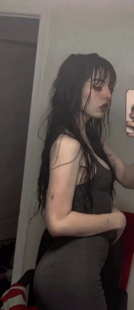 Naakte gelekte OnlyFans-foto van Ezsy
