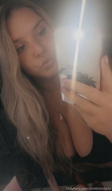Naakte gelekte OnlyFans-foto van Tierratheblonde