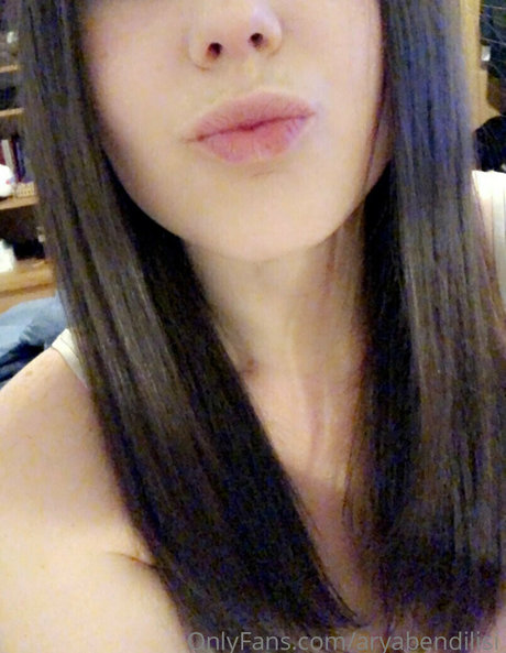 Naakte gelekte OnlyFans-foto van Aryabendilisi