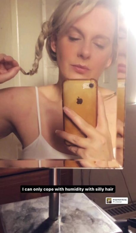 Naakte gelekte OnlyFans-foto van Tan Smith