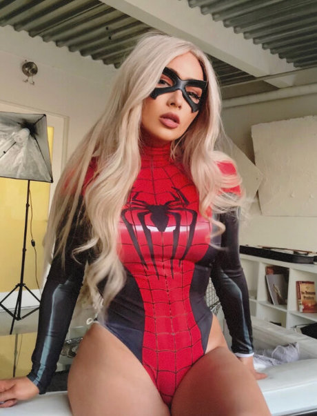 Naakte gelekte OnlyFans-foto van Caitlin Christine