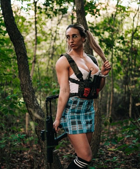 Naakte gelekte OnlyFans-foto van Girls With Guns