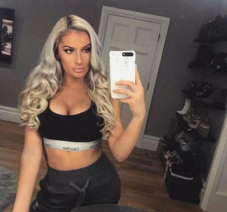 Naakte gelekte OnlyFans-foto van Mariah May