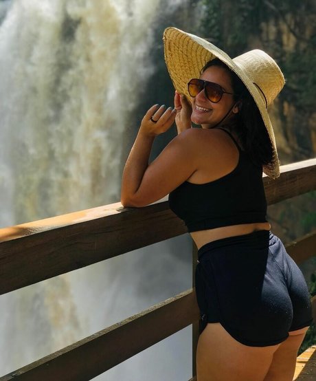 Naakte gelekte OnlyFans-foto van Familiasemdestinooficial