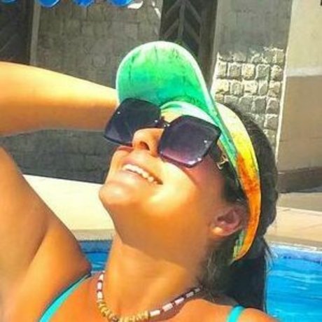 Naakte gelekte OnlyFans-foto van Familiasemdestinooficial