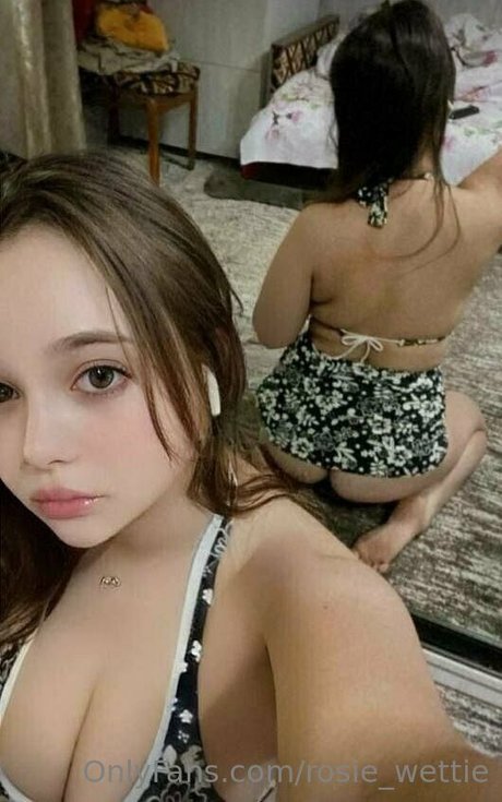 Naakte gelekte OnlyFans-foto van Rosiewettie