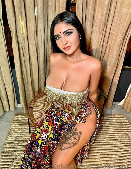 Naakte gelekte OnlyFans-foto van Saanvisays