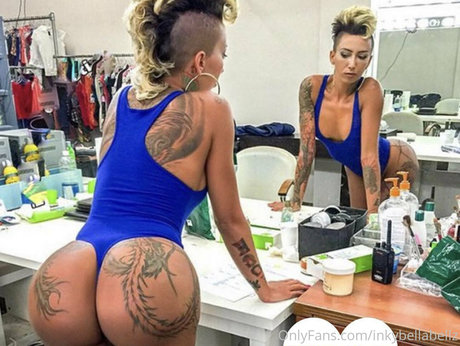 Naakte gelekte OnlyFans-foto van Inkybellabellz