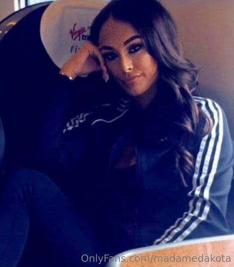 Naakte gelekte OnlyFans-foto van Madamedakota