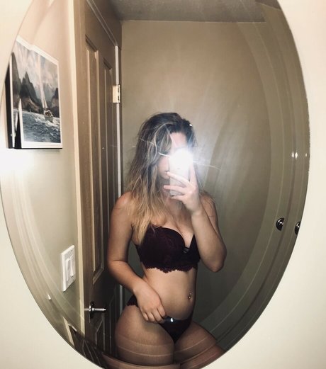 Naakte gelekte OnlyFans-foto van Sarahlovesraving