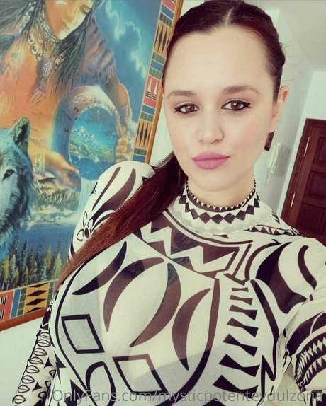 Naakte gelekte OnlyFans-foto van Mysticpotenteydulzona