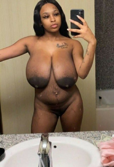 Naakte gelekte OnlyFans-foto van Negras Peitudas