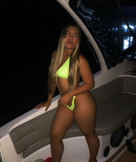 Naakte gelekte OnlyFans-foto van Ana Caroline