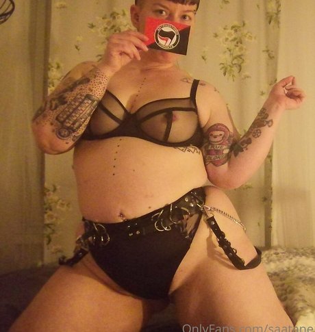 Naakte gelekte OnlyFans-foto van Saatane