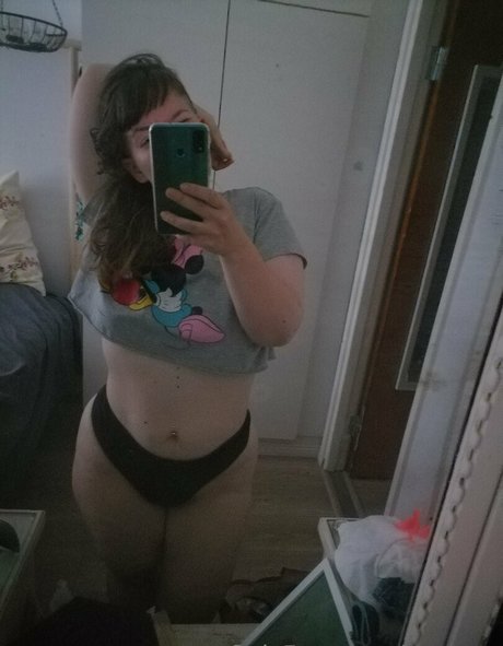 Naakte gelekte OnlyFans-foto van Saatane