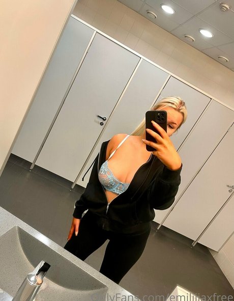 Naakte gelekte OnlyFans-foto van Emiliiiaxfree