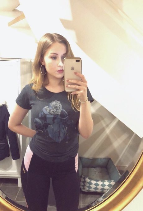 Naakte gelekte OnlyFans-foto van Yaboielina