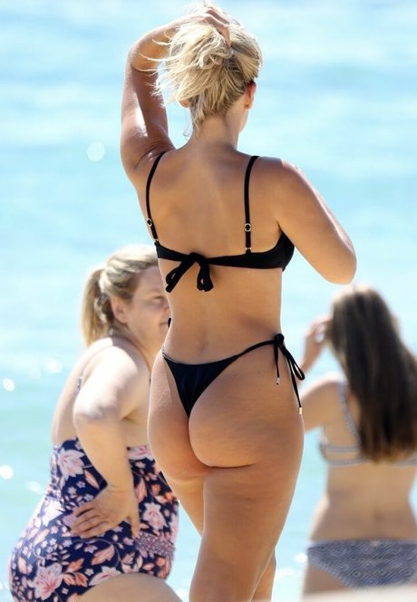 Naakte gelekte OnlyFans-foto van Natasha Oakley