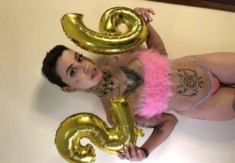 Naakte gelekte OnlyFans-foto van Sugarbabydool