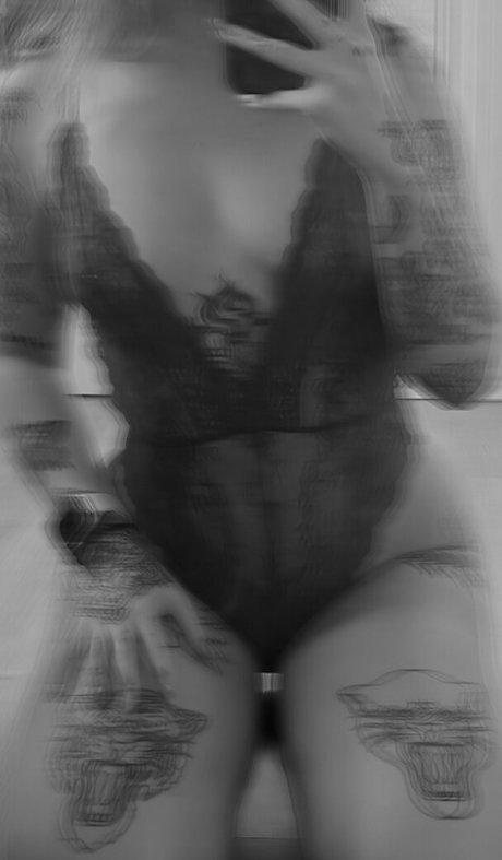 Naakte gelekte OnlyFans-foto van Izzy Siim